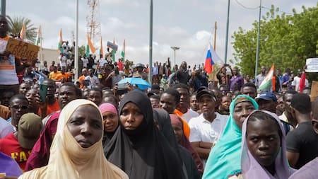 Manifestación en contra las sanciones impuestas a su país por la Comunidad Económica de los Estados de África Occidental (ECOWAS)