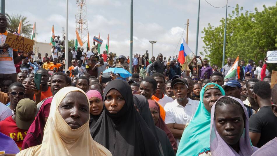 Manifestación en contra las sanciones impuestas a su país por la Comunidad Económica de los Estados de África Occidental (ECOWAS)
