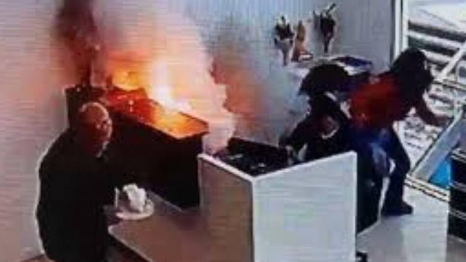 Explosión en la oficina de Nicolás Pino, titular de la Sociedad Rural Argentina. Foto: Captura de video.