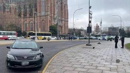 El hombre se bajó de su auto y ayudó a las víctimas. Foto: NA.
