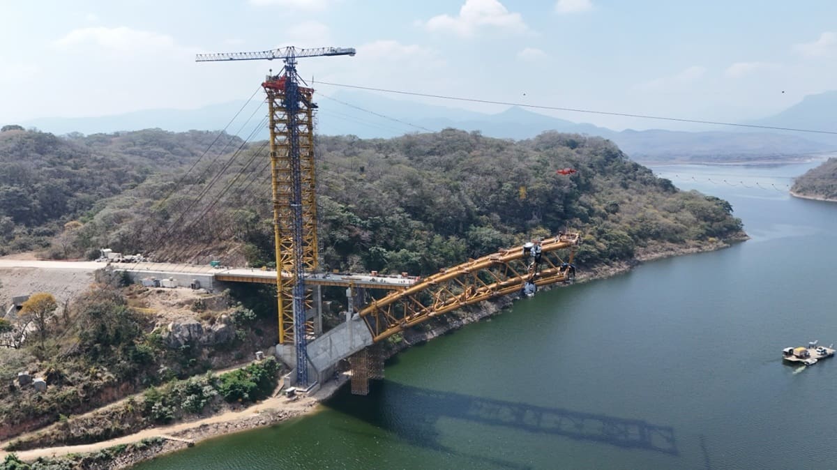 La megaobra en Chiapas incorpora un arco de acero de 2.666 toneladas y beneficiará a más de 300.000 habitantes de 21 comunidades. La obra iniciada en 2023, alcanzó el 96,12% de avance y tiene prevista su finalización para fines de 2026.