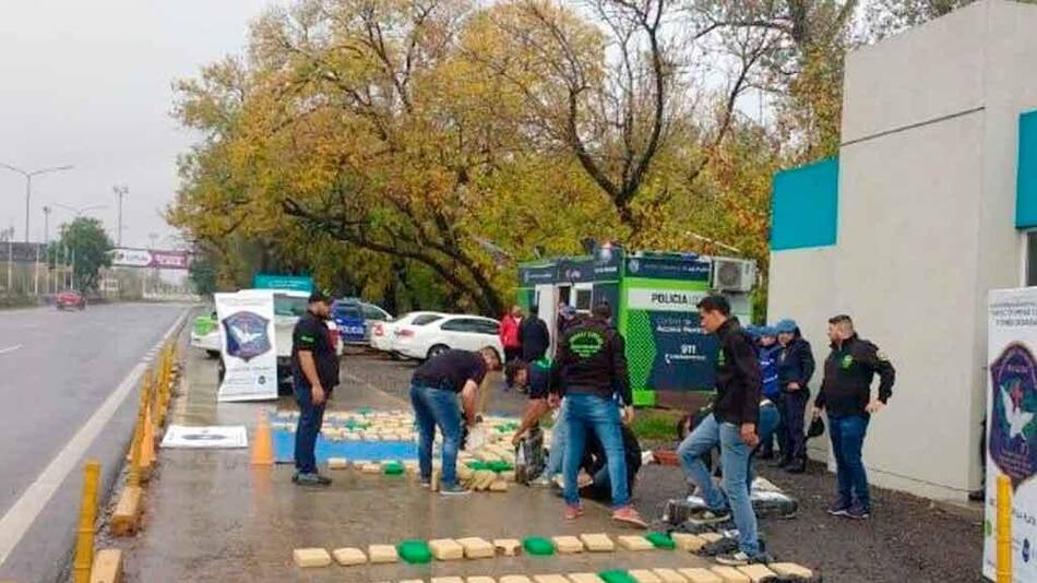 Dos detenidos por transportar 500 kilos de marihuana en bolsas de alimento para perros