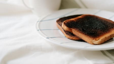 Por qué no se deben comer alimentos quemados. Foto Freepik