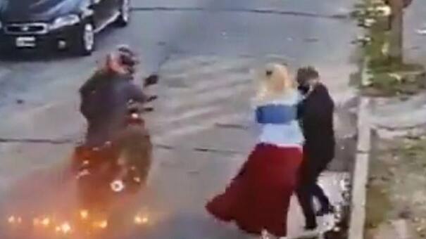 Detienen a un inspector de tránsito por asaltar a una mujer como "motochorro" y enfrentar a tiros a la policía