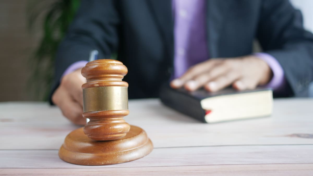 La despidieron de la justicia por tener tres trabajos, reintegró $45 millones y ahora evitará el juicio con una probation