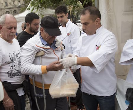Panazo - Panaderos bonaerenses reparten 5 mil kilos de pan en la Plaza de los Dos Congresos (NA)