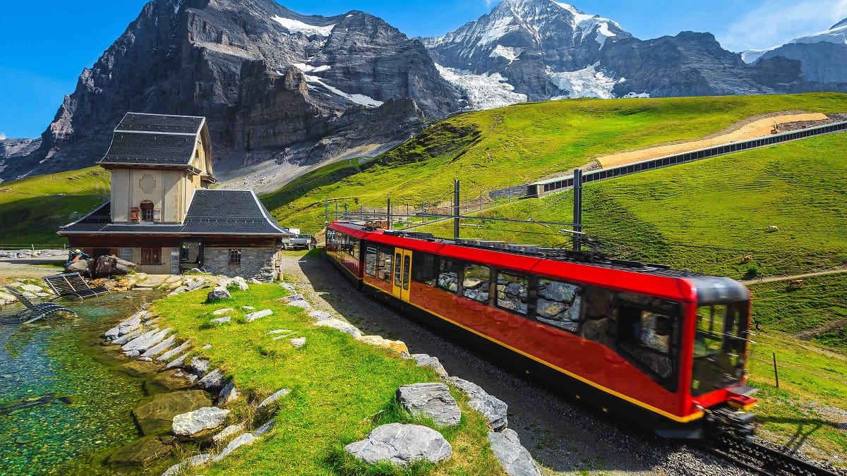 El tren suizo que te lleva a la estación Jungfraujoch, la más alta de Europa.