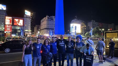 El Obelisco se iluminó por la Semana Azul 2025 para concientizar sobre el autismo.