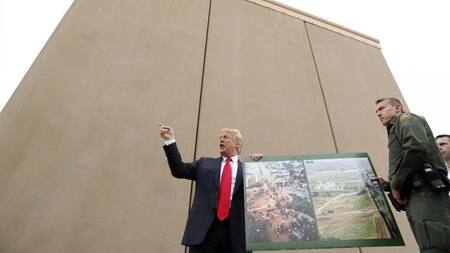 Donald Trump eligiendo muros contra México (Reuters)