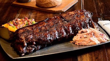 Cuánto sale un plato de ribs en Bruce Grill Station, el referente de la comida americana con nuevo local