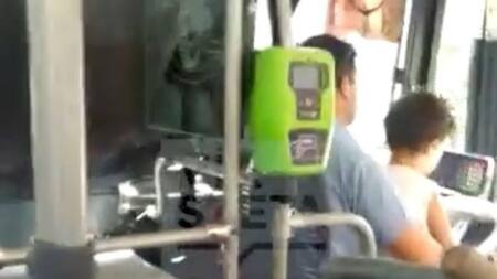 Colectivero que manejó con un niño a upa. Foto: NA.