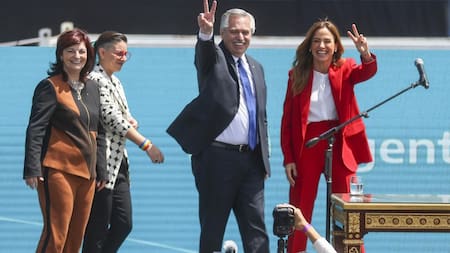 Alberto Fernández en la jura de Victoria Tolosa Paz, Kelly Olmos y Ayelen Mazzina. Foto: EFE.