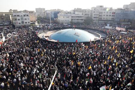 Marcha multitudinaria en Irán contra Israel. Foto: EFE.
