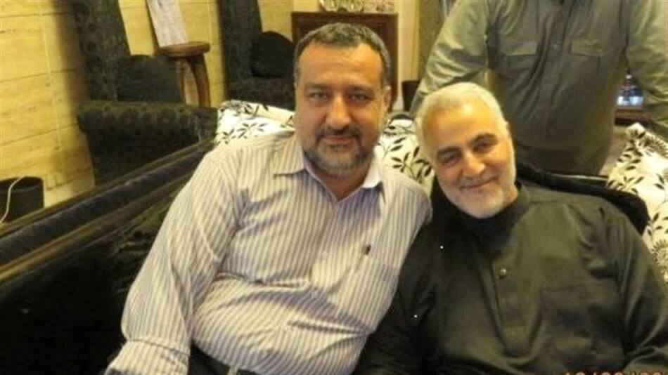 Sayyed Razi Moussavi (izq), alto mando de la Guardia Revolucionaria Islámica de Irán (CGRI), junto al general de división iraní Qasem Soleimani (asesinado por un ataque de un avión no tripulado estadounidense en Irak en 2020)