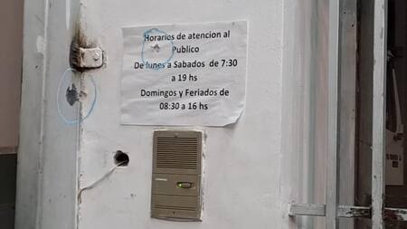 Impactos de bala en el frente de una fábrica de hielo de Rosario. Gentileza/Twitter/@cadena3rosario