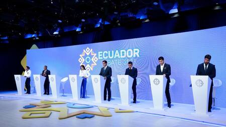 Candidatos a la presidencia de Ecuador que participan en el debate. Foto: EFE.