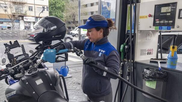 Descuentos en nafta mayo 2025: cómo acceder a las promociones y ahorrar hasta $20.000 para llenar el tanque