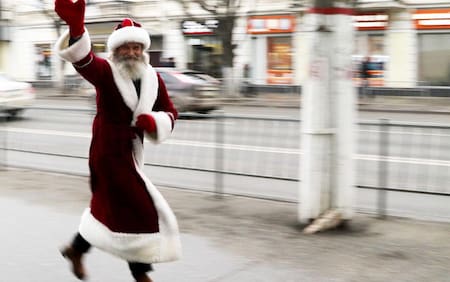 FOTOS de la Navidad en el mundo: los Papá Noel más extraños - Crimea