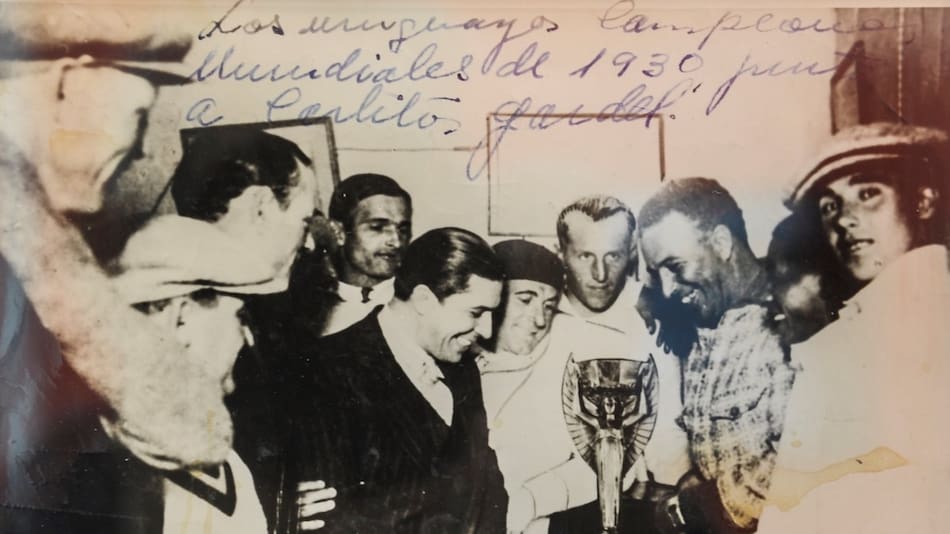Gardel junto a los campeones de 1930