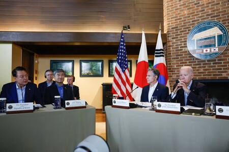 Cumbre Biden, Suk-Yeol y Kishida. Foto: Reuters.
