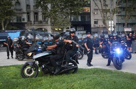 Presencia policial en el Congreso durante el tratamiento de la Ley Ómnibus. Foto: NA.