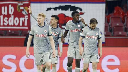 Festejo del Red Bull Salzburgo ante la Roma por la Europa League. Foto: REUTERS.