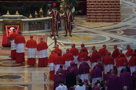Traslado del cuerpo del papa Francisco a la basílica de San Pedro. Foto: Reuters/Andrew Medichini.