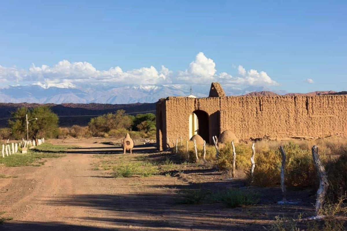 Panorámica de Jagué, un pequeño pueblo de La Rioja con casas de adobe, paisajes cordilleranos y calles donde gran parte de las viviendas están deshabitadas.