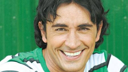 Sebastián Estevanez sufrió un accidente doméstico: le explotó bidón de alcohol en su mano