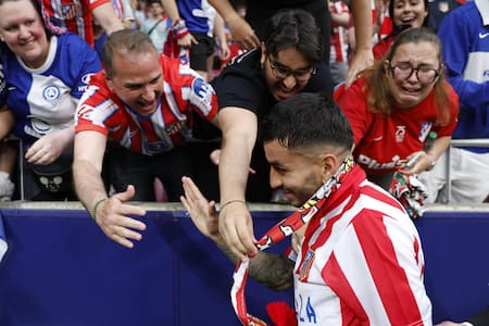 Ángel Correa se despidió de los hinchas de Atlético de Madrid. Foto: EFE (Mariscal)
