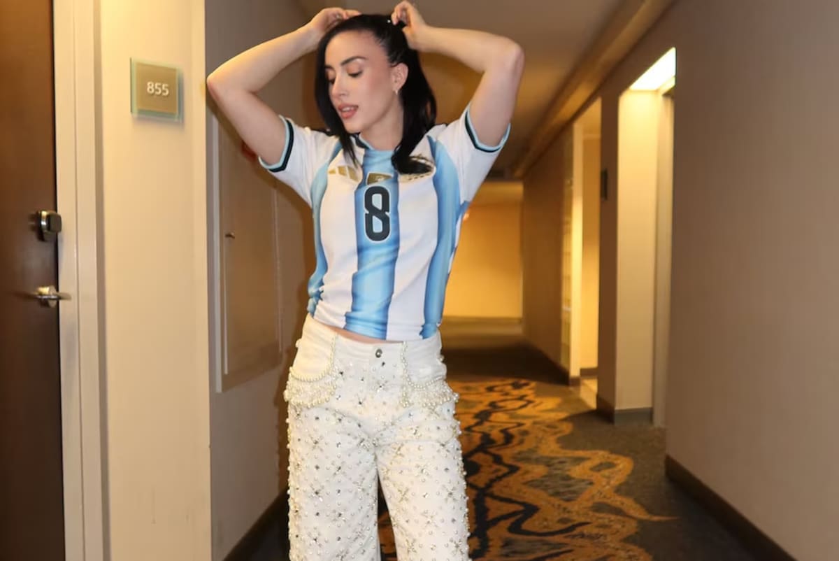 La mujer del Colo Barco con la camiseta con el número 8 y pantalón blanco con perlas y strass