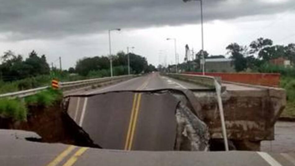 Derrumbe en un puente en la ruta 9 (Twitter)