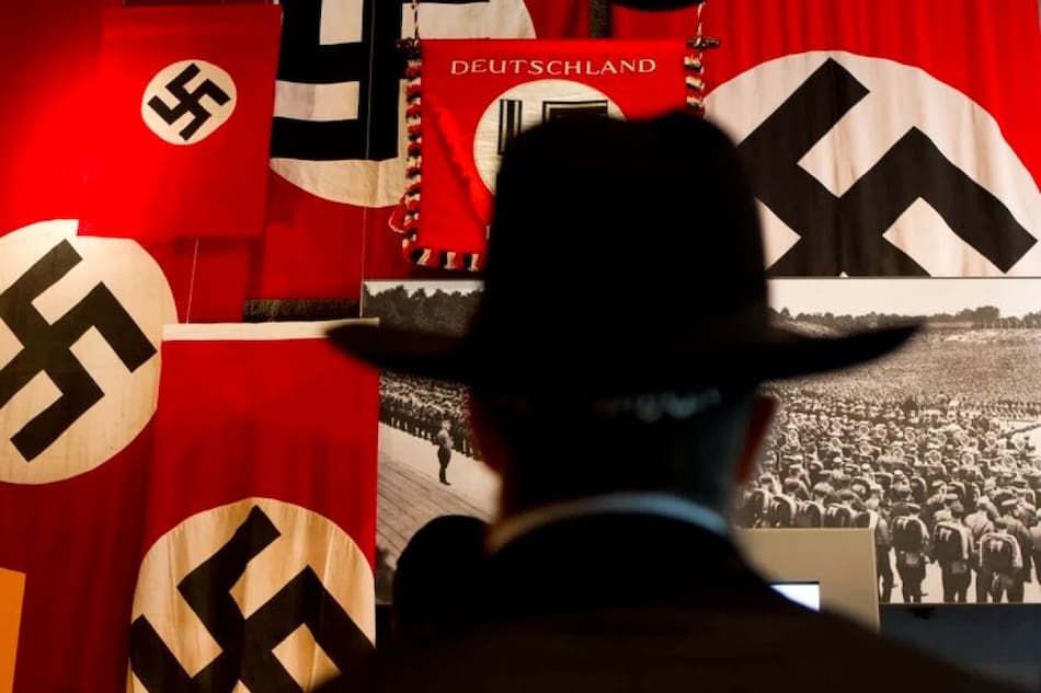 Exhibición y símbolos nazis. Foto: EFE