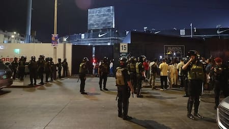 Tragedia en Perú: una avalancha durante un banderazo de Alianza Lima dejó un muerto y al menos 60 heridos