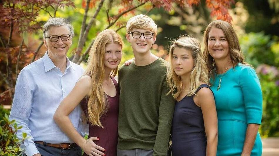 Bill y Melinda Gates junto a sus hijos