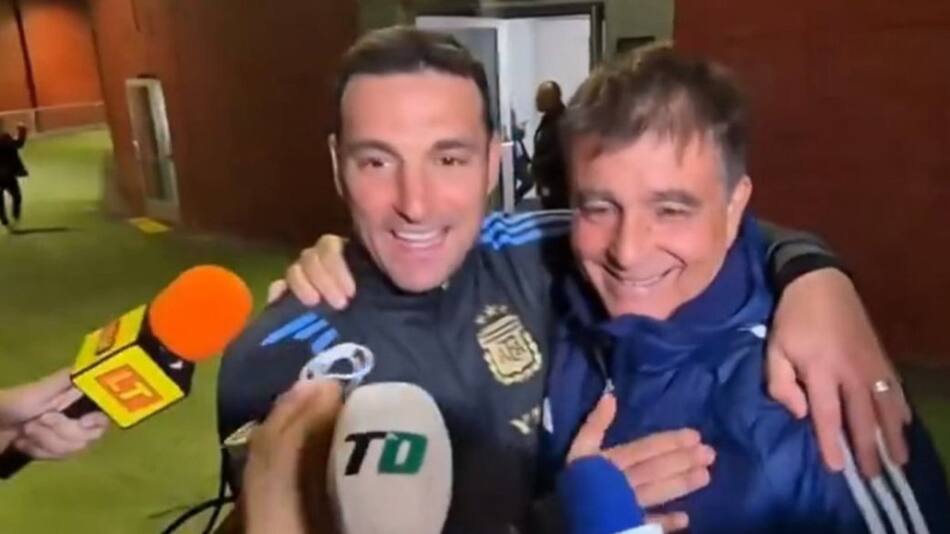 Lionel Scaloni y Claudio Vivas tras el amistoso de la Selección ante Costa Rica. Foto: Captura de video.