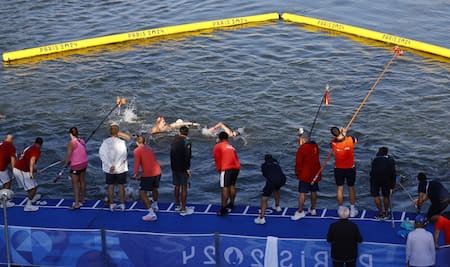 Prueba de natación en aguas abiertas femenina en París 2024. Foto: Reuters.