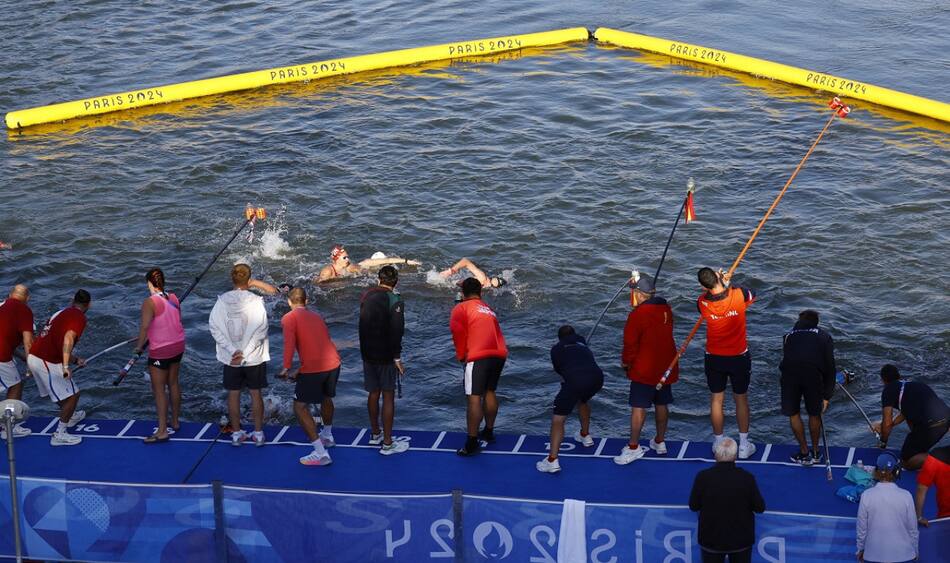 Prueba de natación en aguas abiertas femenina en París 2024. Foto: Reuters.
