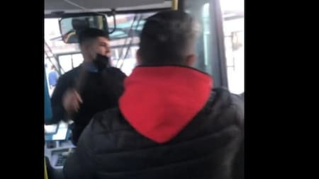 Chofer peleando. Foto: NA.