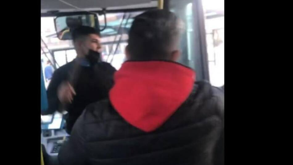 Chofer peleando. Foto: NA.