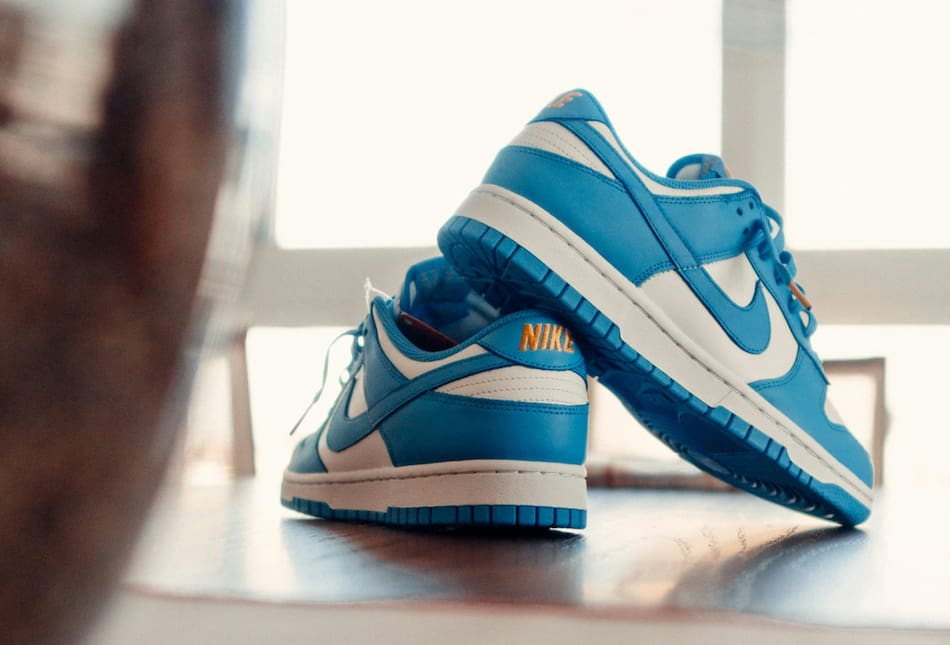 Zapatillas azules. Foto: Unsplash.