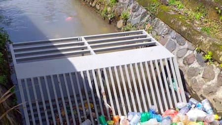 Barrera para evitar que los plásticos lleguen al océano. Foto: Foto: X/@Sungaiwatch.