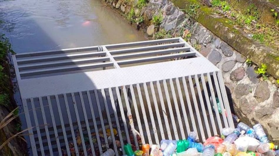Barrera para evitar que los plásticos lleguen al océano. Foto: Foto: X/@Sungaiwatch.