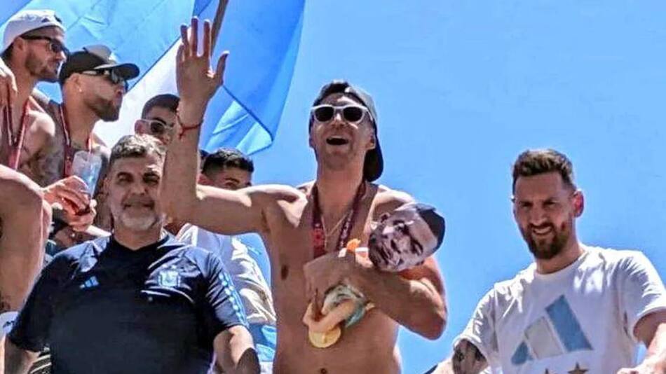 Emiliano "Dibu" Martínez con un muñeco de bebé con la cara de Kylian Mbappé. Foto: Twitter