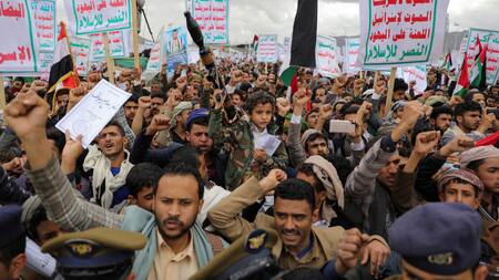 Seguidores hutíes se manifiestan para apoyar los ataques en el mar Rojo. Foto: Reuters
