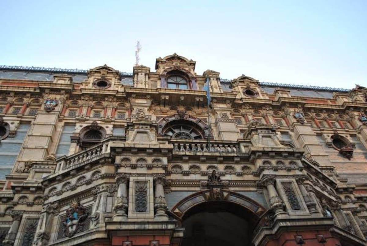 Fachada del Palacio de las Aguas Corrientes de Buenos Aires, edificio histórico revestido con cerámicas y terracotas inglesas.