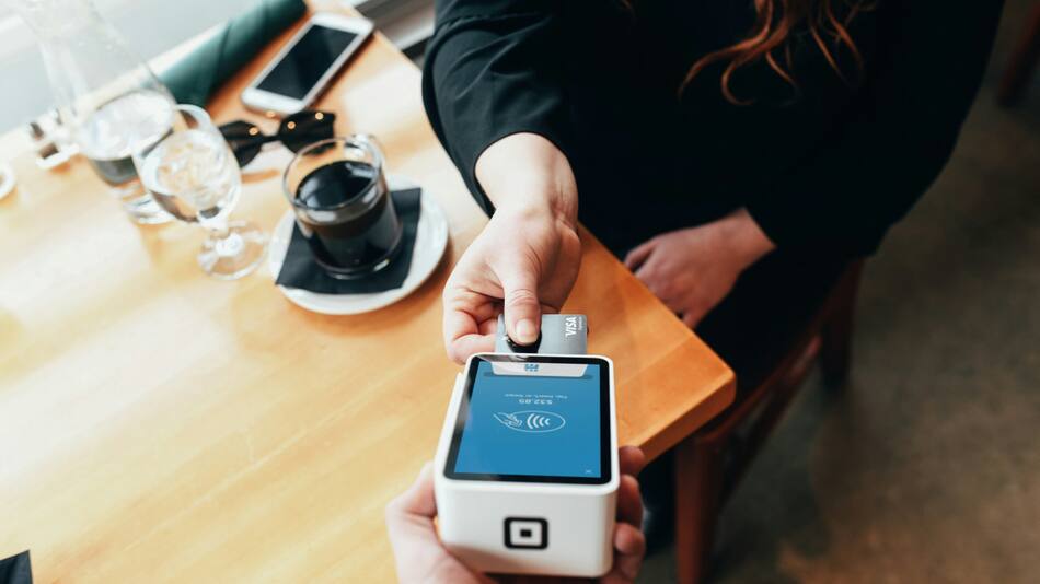 Se podrá pagar con QR las propinas. Foto: Unsplash.