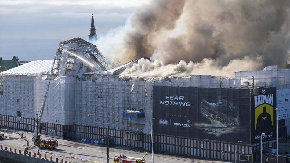 Incendio en la antigua bolsa de Copenhague, Dinamarca. Foto: EFE.