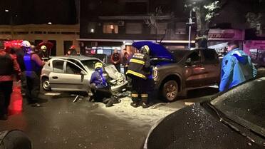 Un auto circuló 10 cuadras en contramano por Avenida Corrientes: chocó y el conductor se fugó del hospital