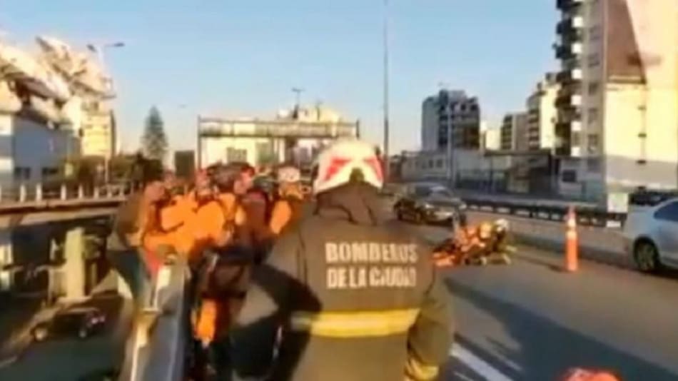 Bomberos de la Ciudad rescataron a un hombre que amenazaba con suicidarse en la Autopista 25 de Mayo